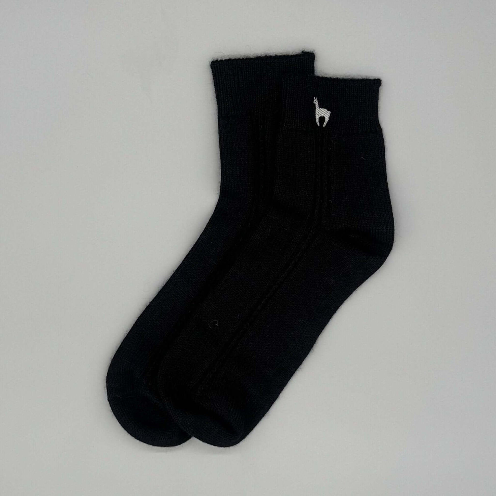 Bio Alpaka Socken in Schwarz, halbhoch, aus Alpakawolle für optimale Wärme und Komfort.