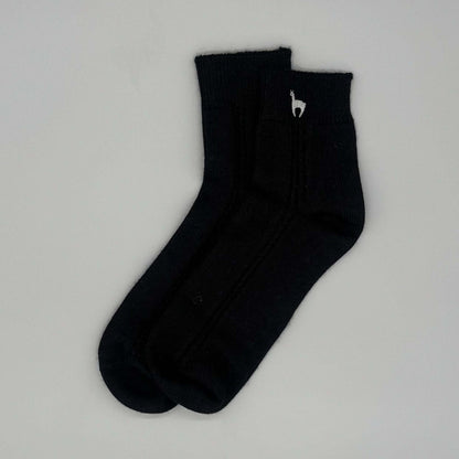 Bio Alpaka Socken in Schwarz, halbhoch, aus Alpakawolle für optimale Wärme und Komfort.