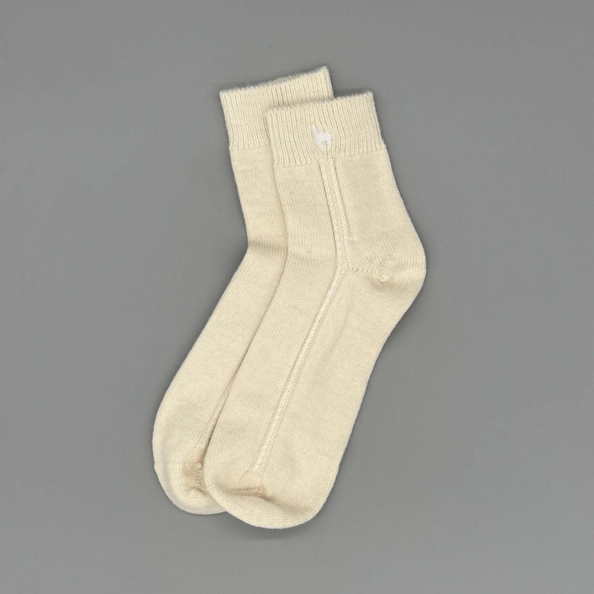 Dicke Alpaka Socken in Beige, ideal für kalte Jahreszeiten, aus 52% Alpakawolle, perfekt als Bio Alpaka Socken.