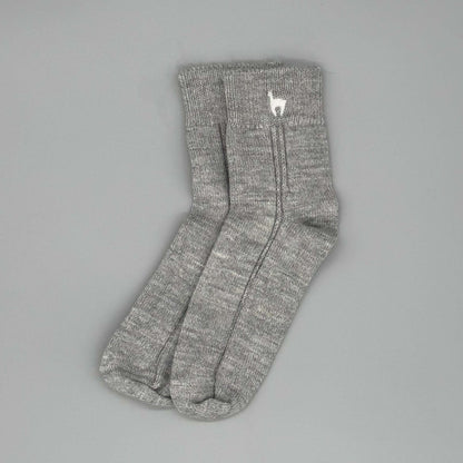 Bio Alpaka Socken aus grauer Alpakawolle mit Alpaka-Stickerei auf dem Bündchen.