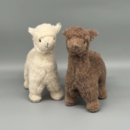 Alpaka Kuscheltier aus 100 % Alpakawolle, handgemacht, weiß und braun, ideal für Kinder und Erwachsene.