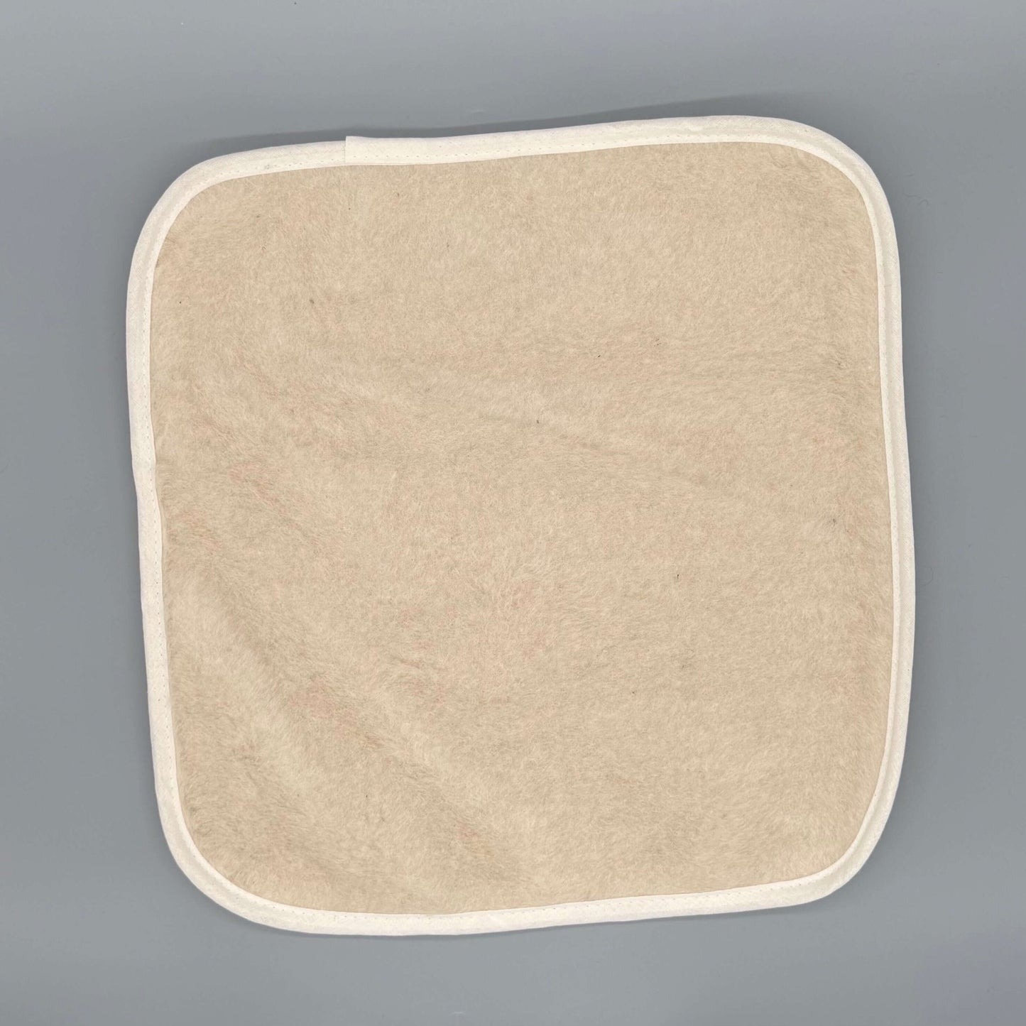 Alpaka Sitzkissen 40x40 – weiches Stuhlkissen aus Alpakaflor in neutralem Beige mit abgerundeten Ecken