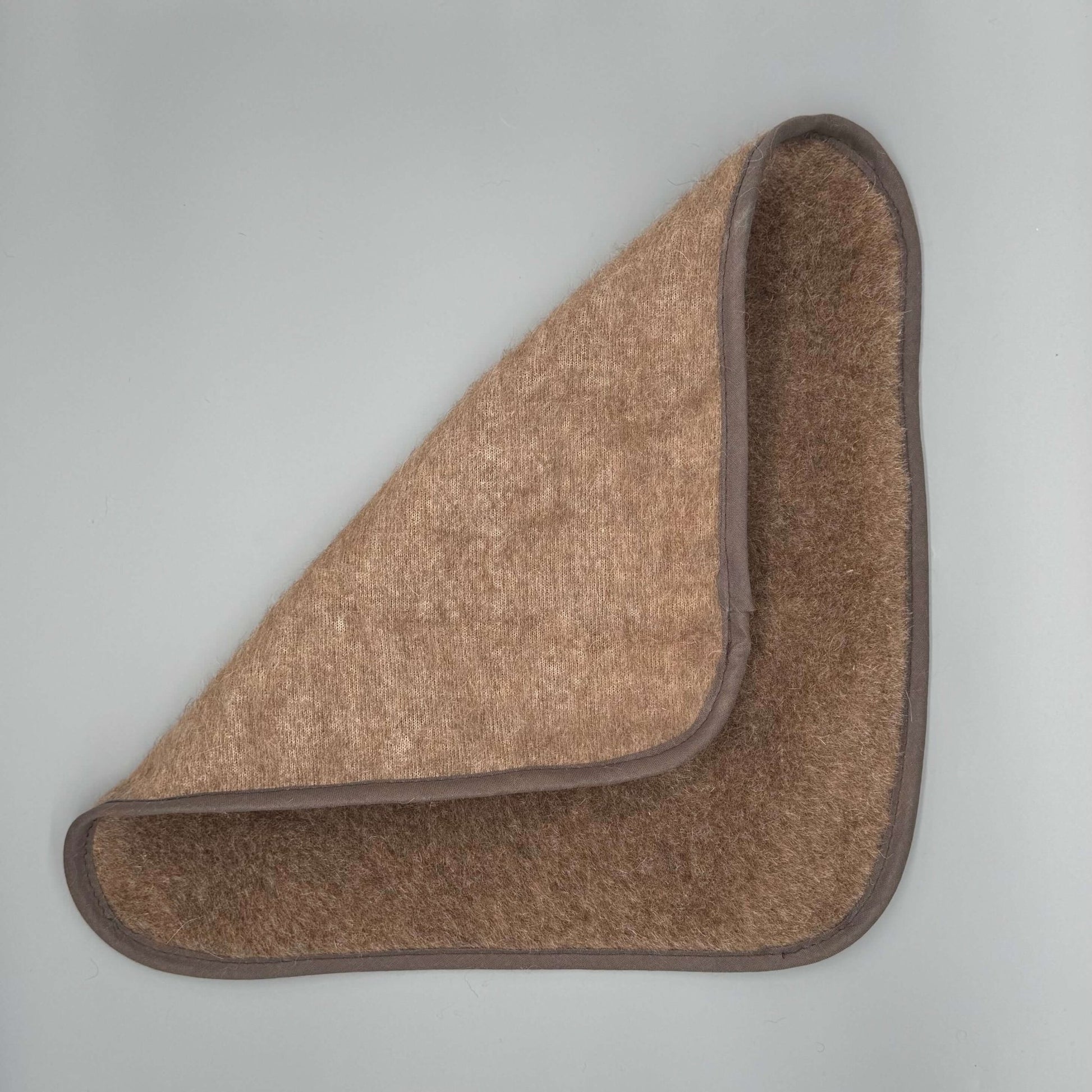 Alpaka Sitzkissen 40x40 in Braun mit weicher Oberfläche und strapazierfähigem Rand, ideal für natürlichen Komfort.