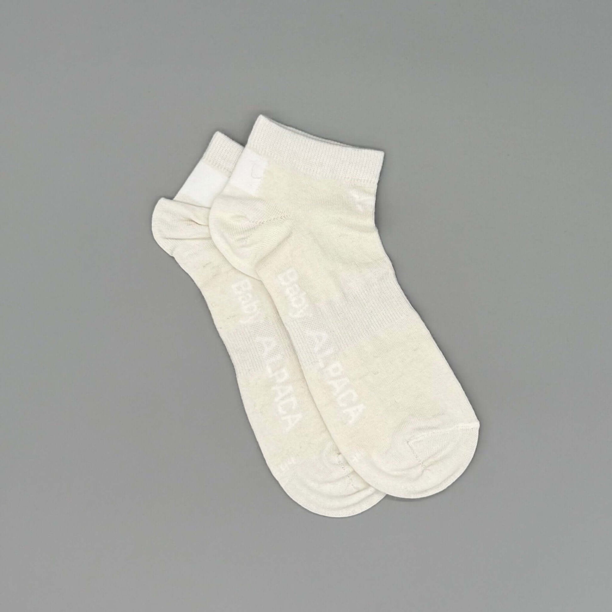 Sneaker Alpakasocken aus 70% Baby Alpakawolle in Weiß, angenehm für Frühling und Sommer.