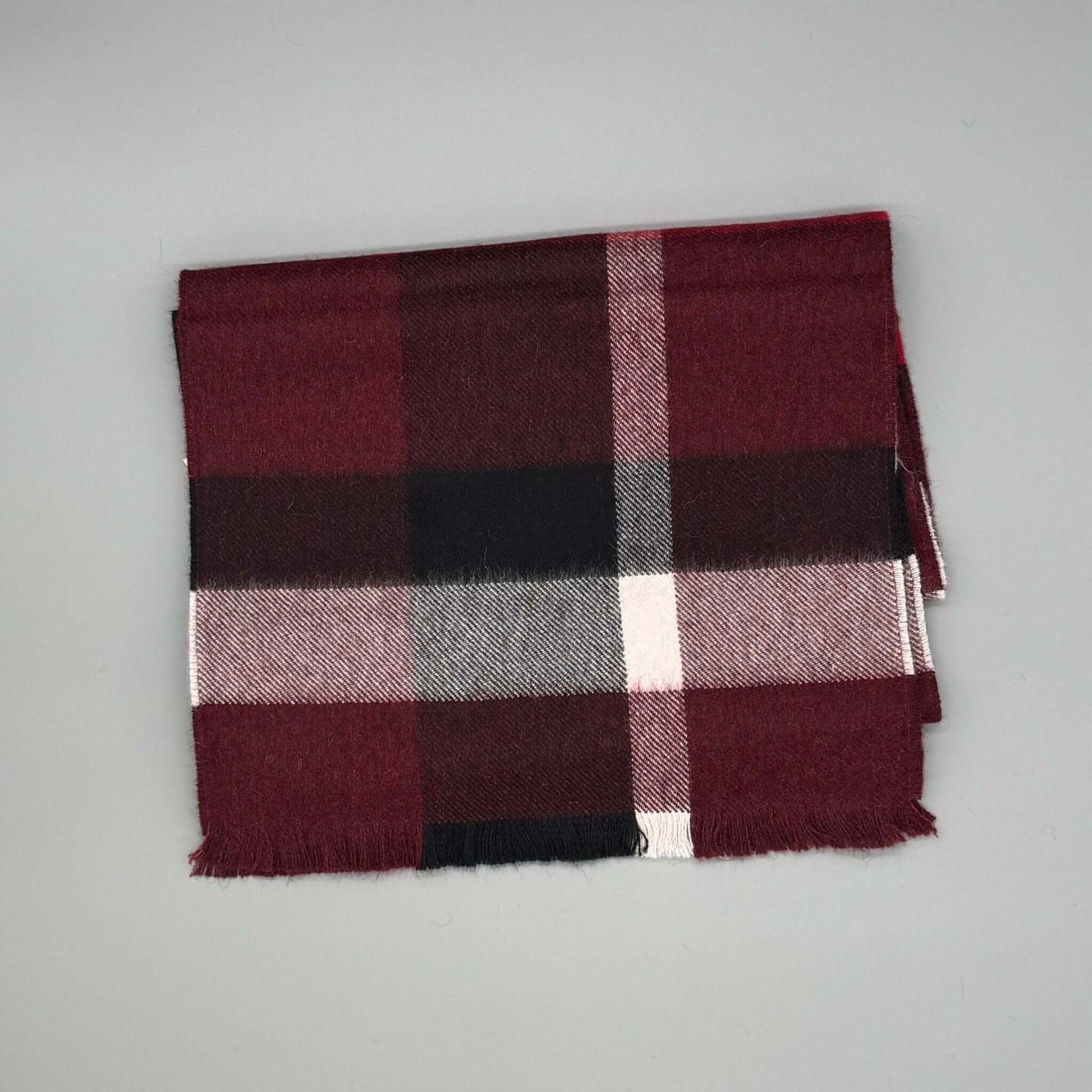 Alpaka Webschal aus 100% Baby Alpakawolle mit mehrfarbigem Karomuster, 30 × 180 cm.