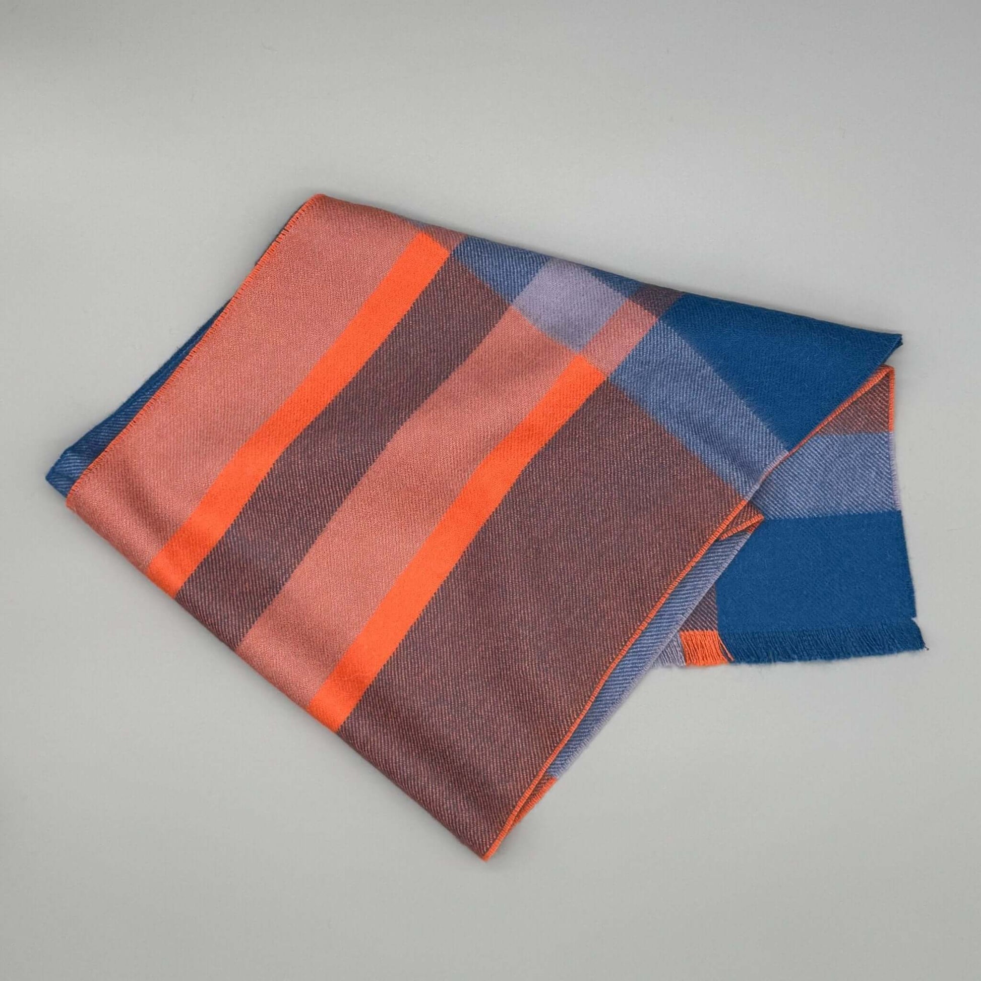 Alpaka Webschal aus 100% Baby Alpakawolle im mehrfarbigen Karomuster, 30 × 180 cm – stilvoll und warm.