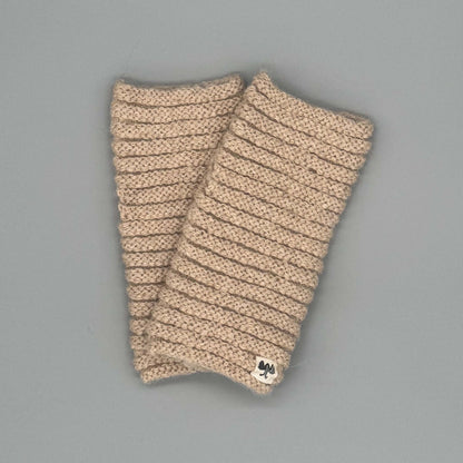 Alpaka Pulswärmer aus Baby-Alpakawolle im Röllchenmuster in Beige, modernes Design und weiches Tragegefühl.