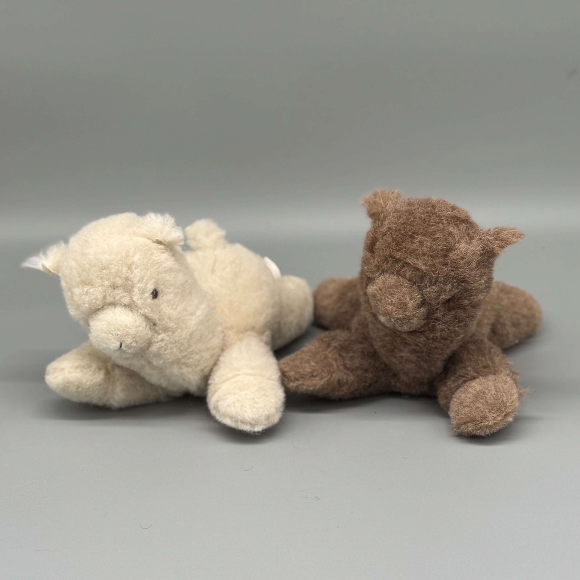 Alpaka Kuscheltier handgemacht aus 100 % Alpakawolle, sitzend in Weiß und Braun, ideal zum Kuscheln.