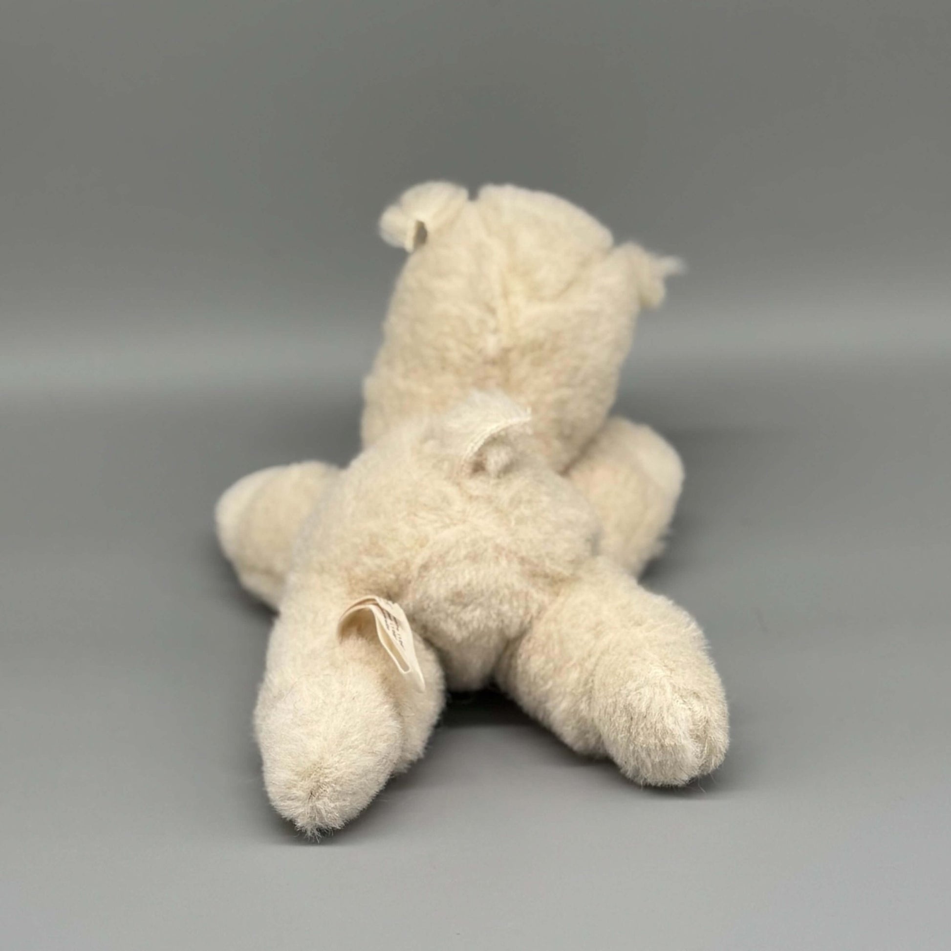 Alpaka Kuscheltier handgemacht, sitzend, aus 100 % Alpakawolle, in Weiß, ideal zum Kuscheln.