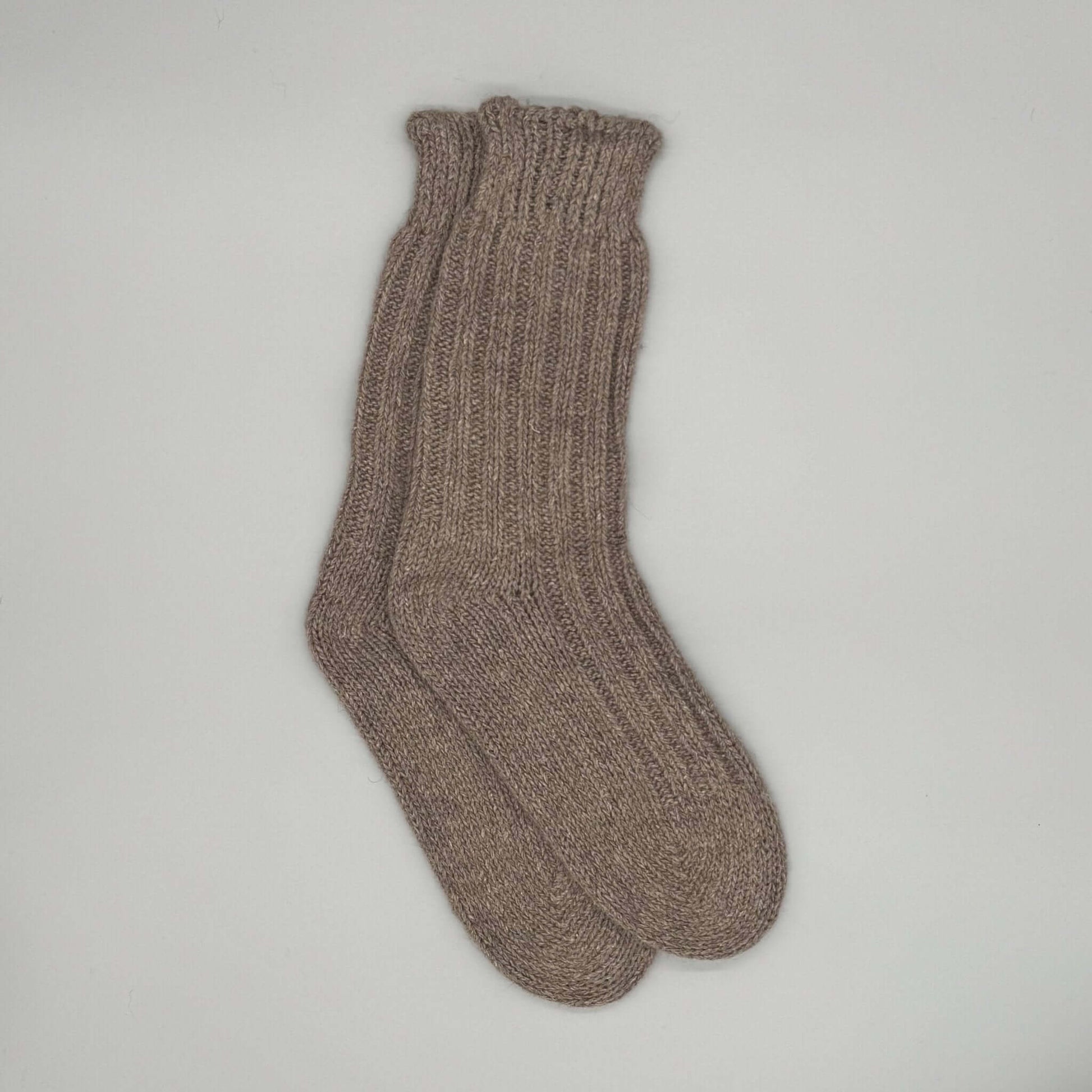 Dicke Alpaka Stricksocken in Braun, beste Socken für kalte Füße, aus 92 % Alpakawolle für Wärme und Komfort.
