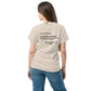 Selbstliebe T-Shirt mit Aufschrift "Dear person behind me..." auf der Rückseite, fördert Selbstwert und mentale Gesundheit.