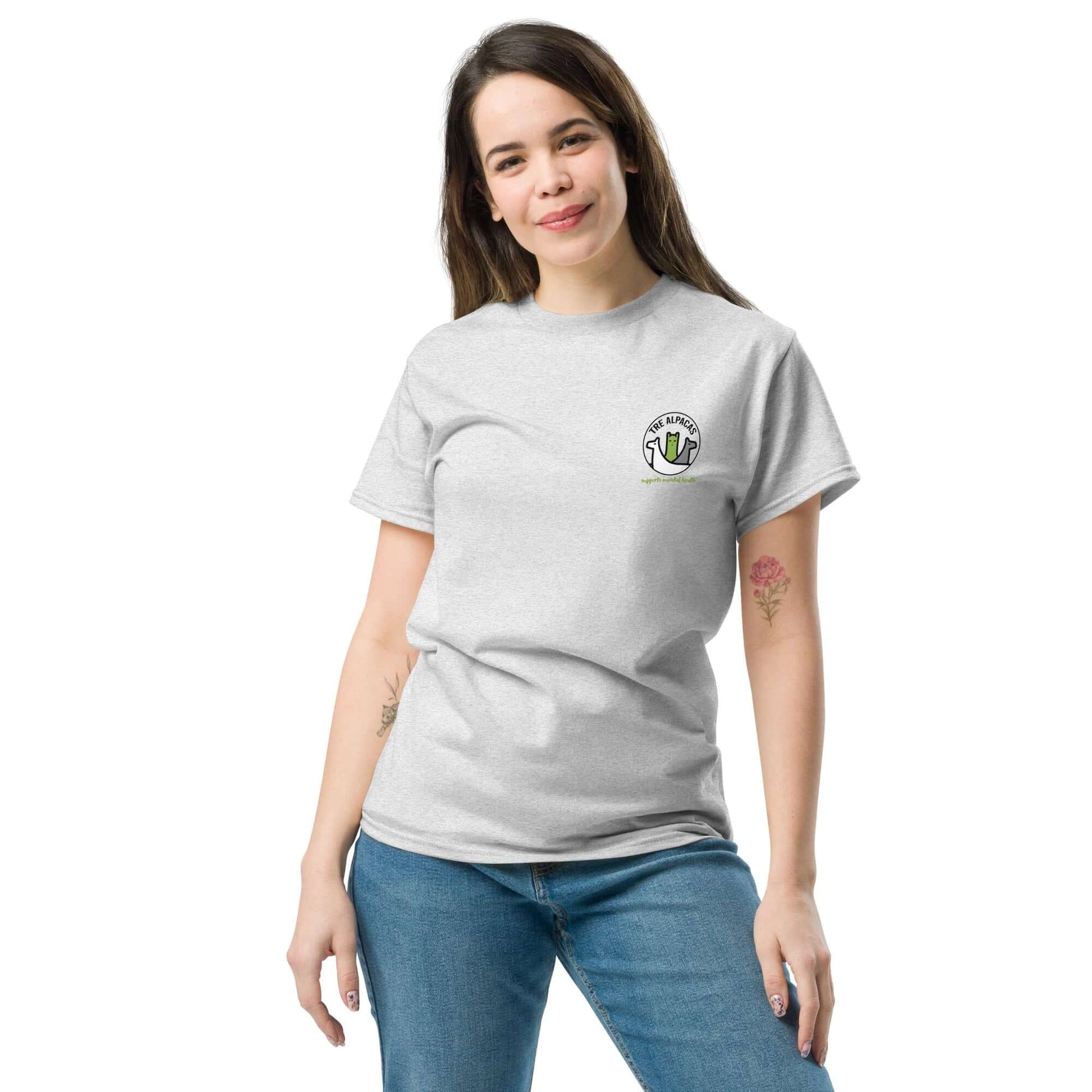 Eine Person trägt das Selbstliebe T-Shirt "Dear Person behind me" in grau, das Selbstwert und mentale Gesundheit fördert.