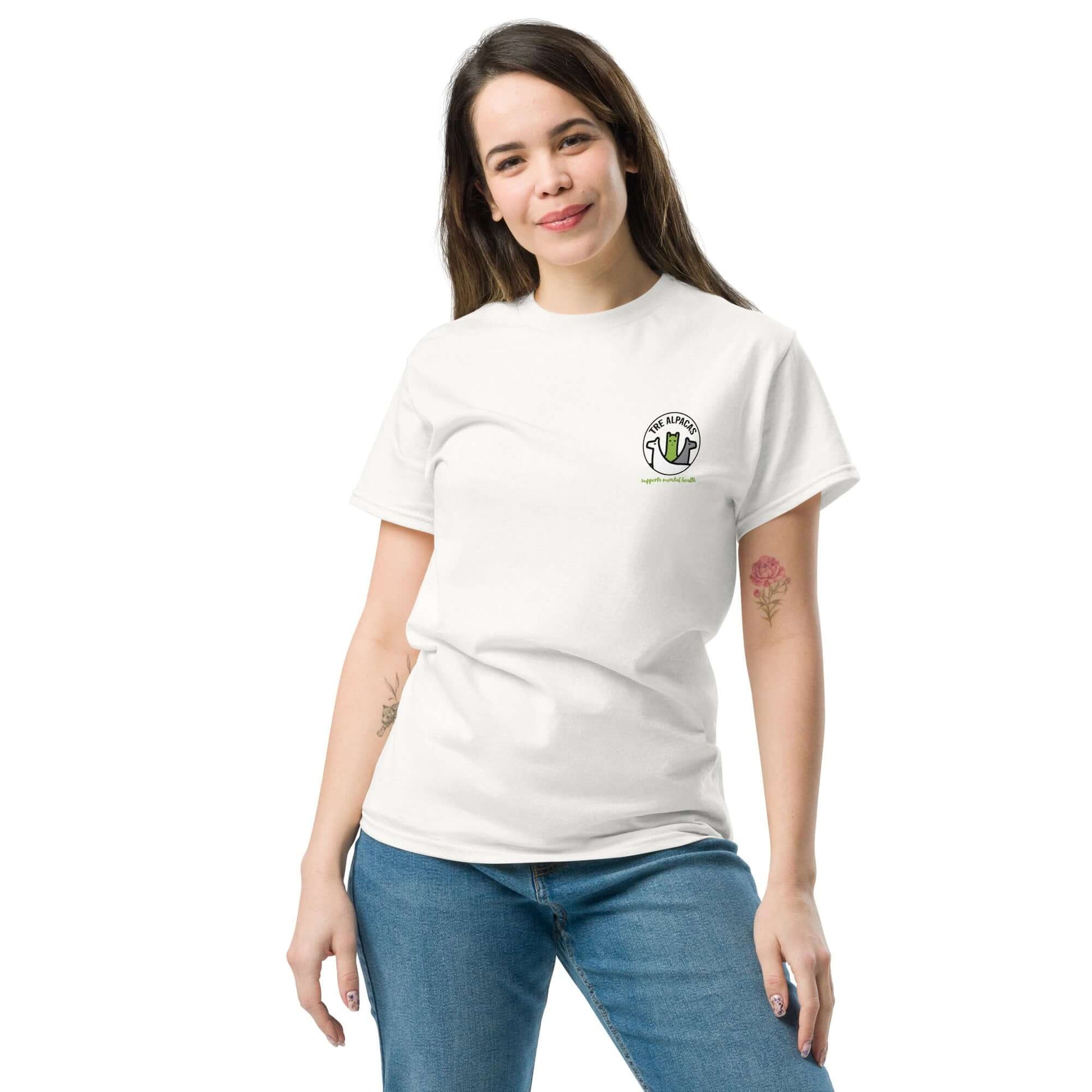 Selbstliebe T-Shirt in Weiß, getragen von einer Frau, strahlt Stil und positive Botschaft aus.