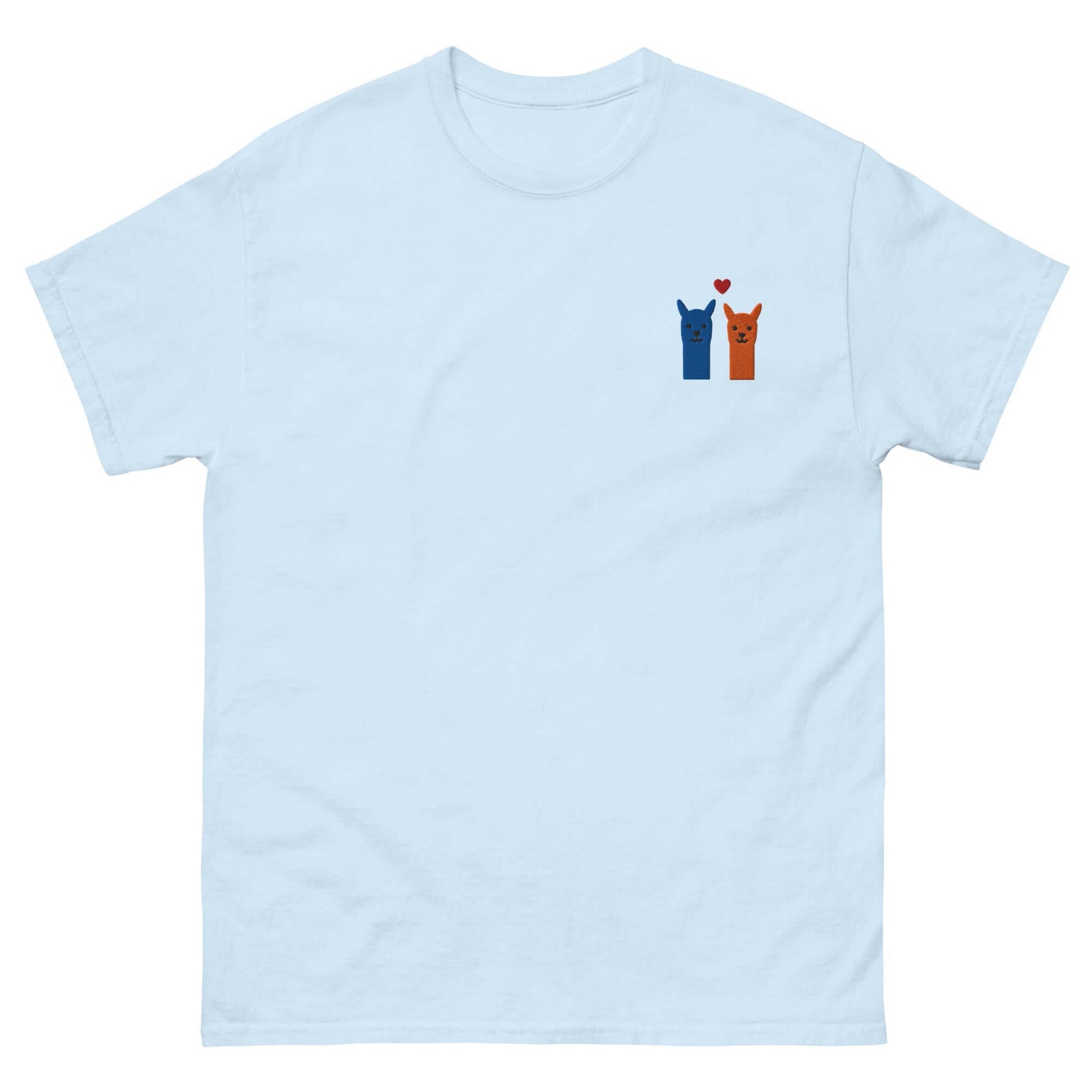 Alpaka T Shirt bestickt – niedliche Alpakas mit Herzmotiv auf einem blauen T-Shirt