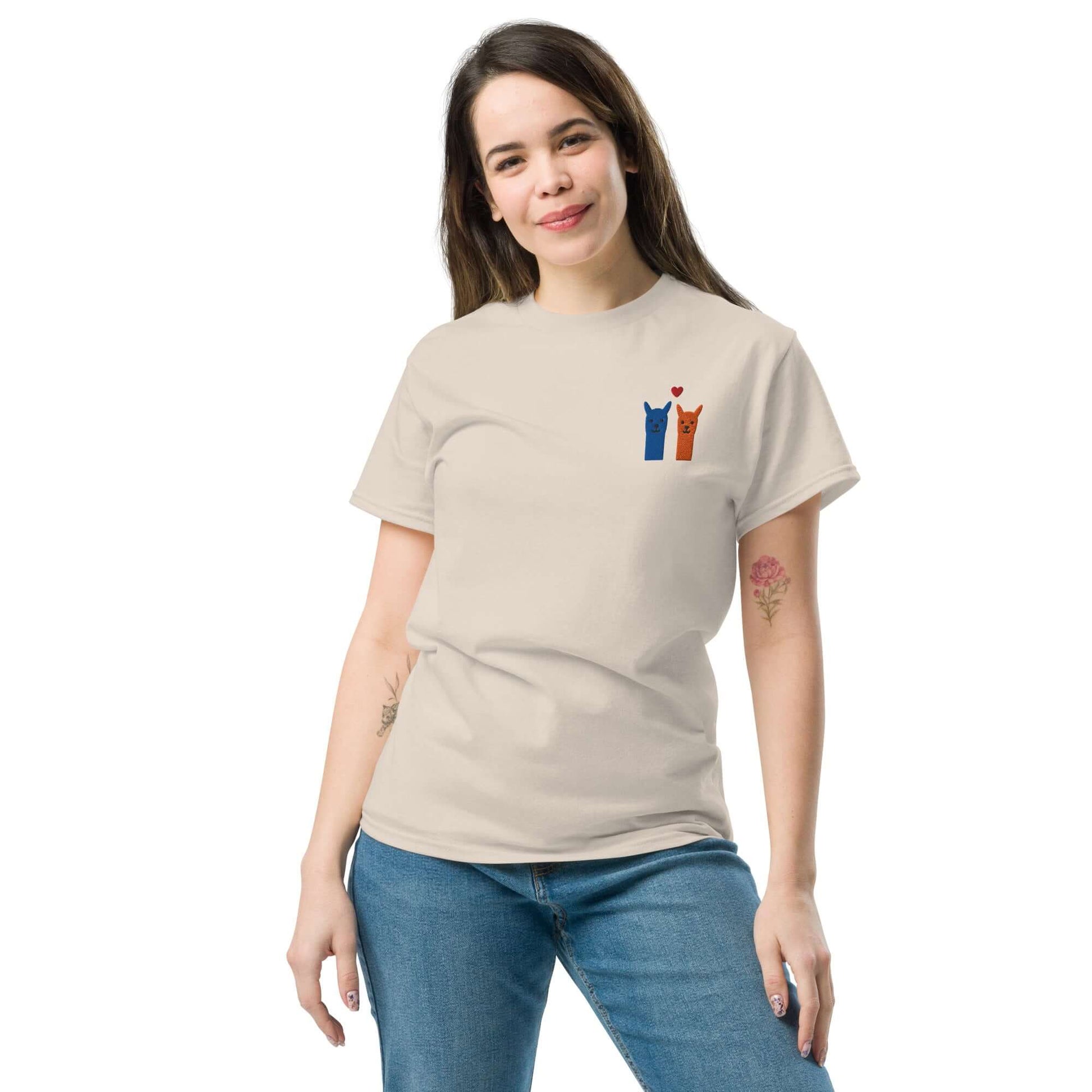 Alpaka T Shirt bestickt mit niedlicher Alpaka Stickerei und Herzmotiv, ideal als Geschenk für Alpaka-Fans.