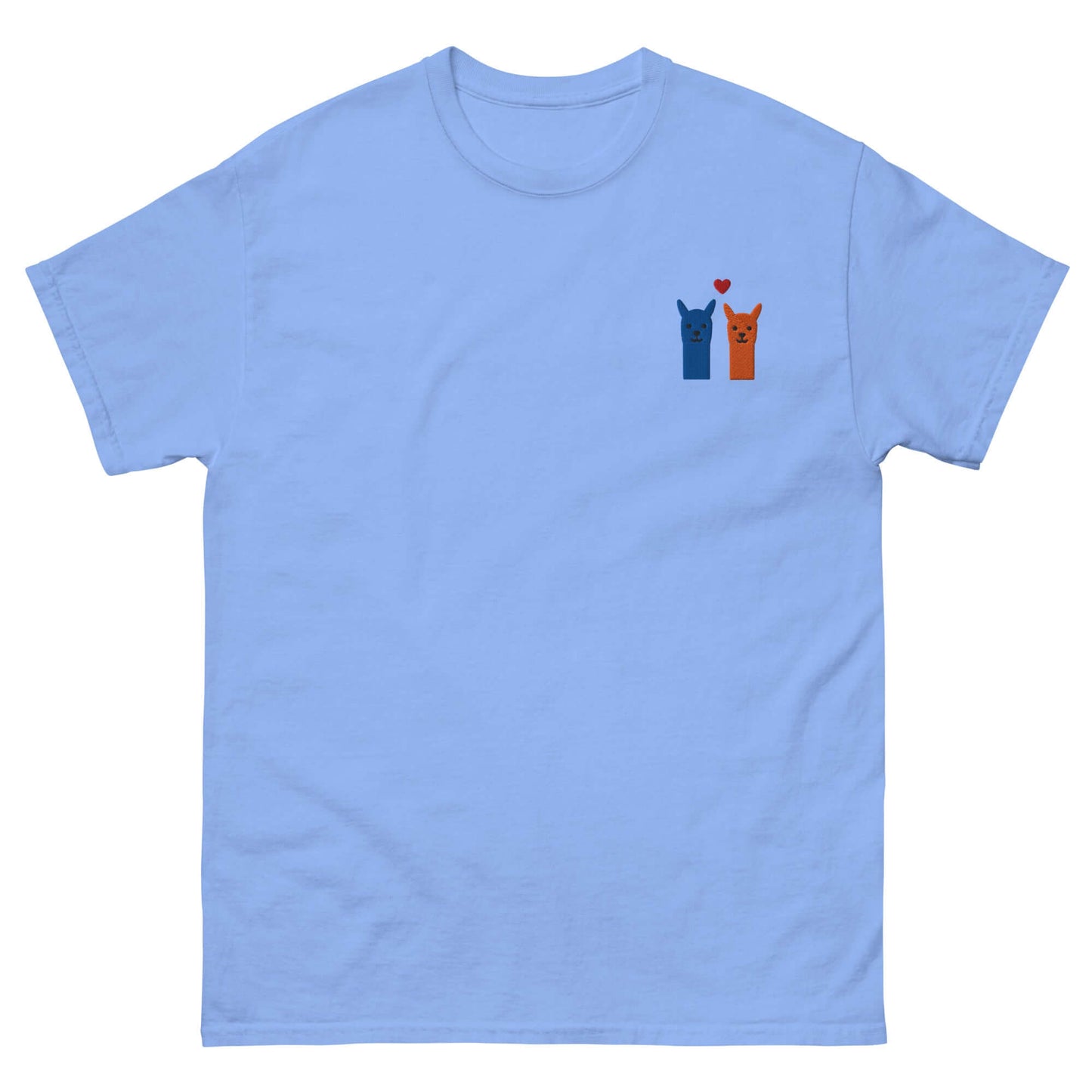 Alpaka T Shirt bestickt – süßes Alpaka Shirt mit Herz Motiv auf himmelblauem Hintergrund.