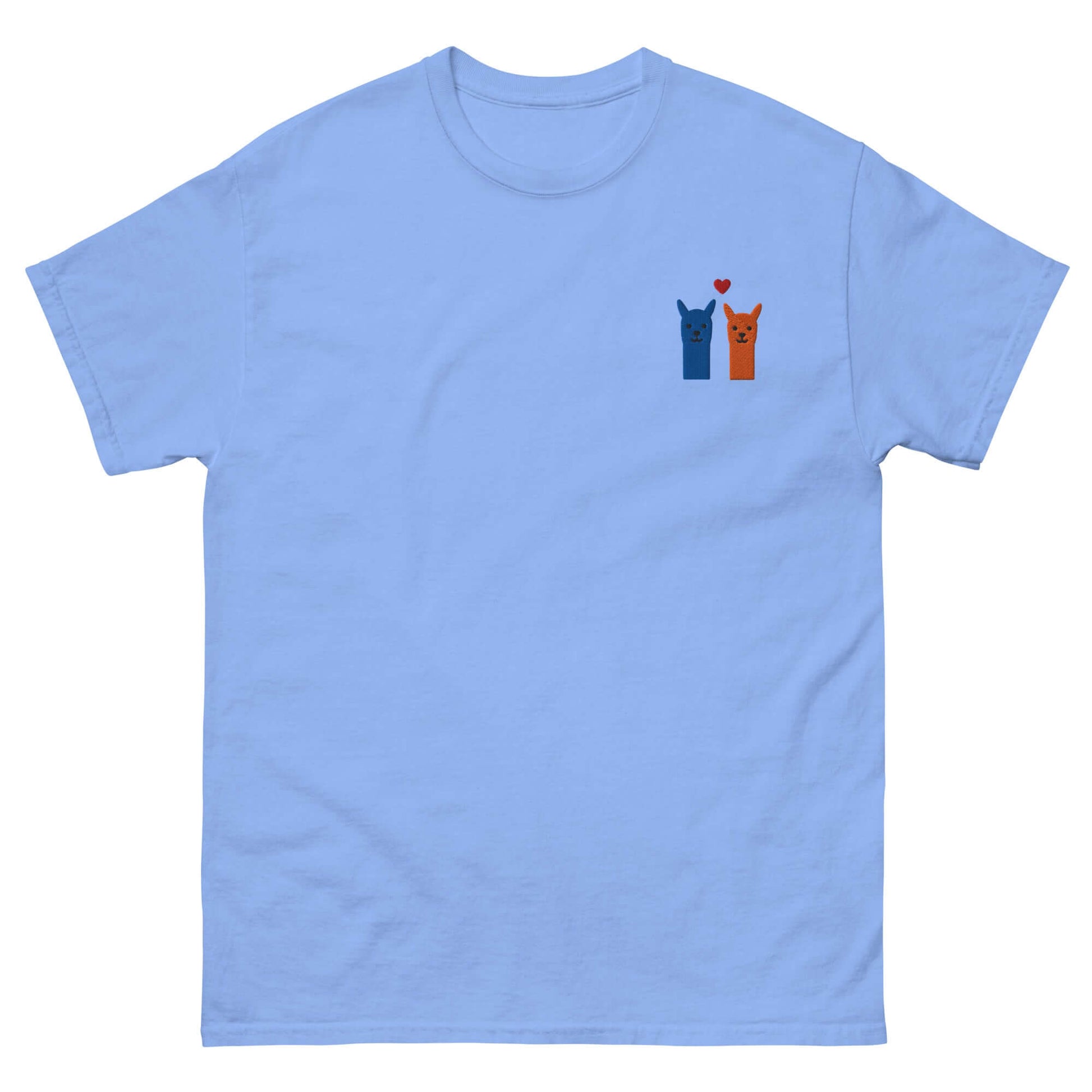 Alpaka T Shirt bestickt – süßes Alpaka Shirt mit Herz Motiv auf himmelblauem Hintergrund.