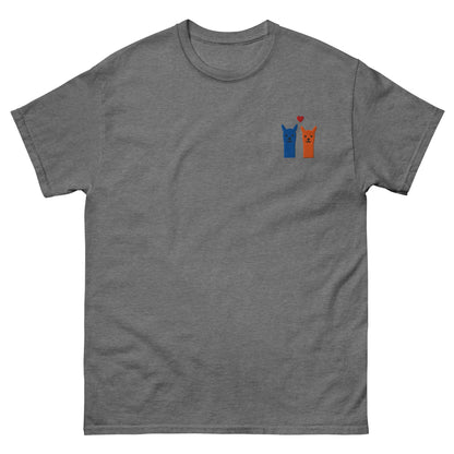 Alpaka T Shirt bestickt mit zwei niedlichen Alpakas und Herzmotiv auf grauem Hintergrund.
