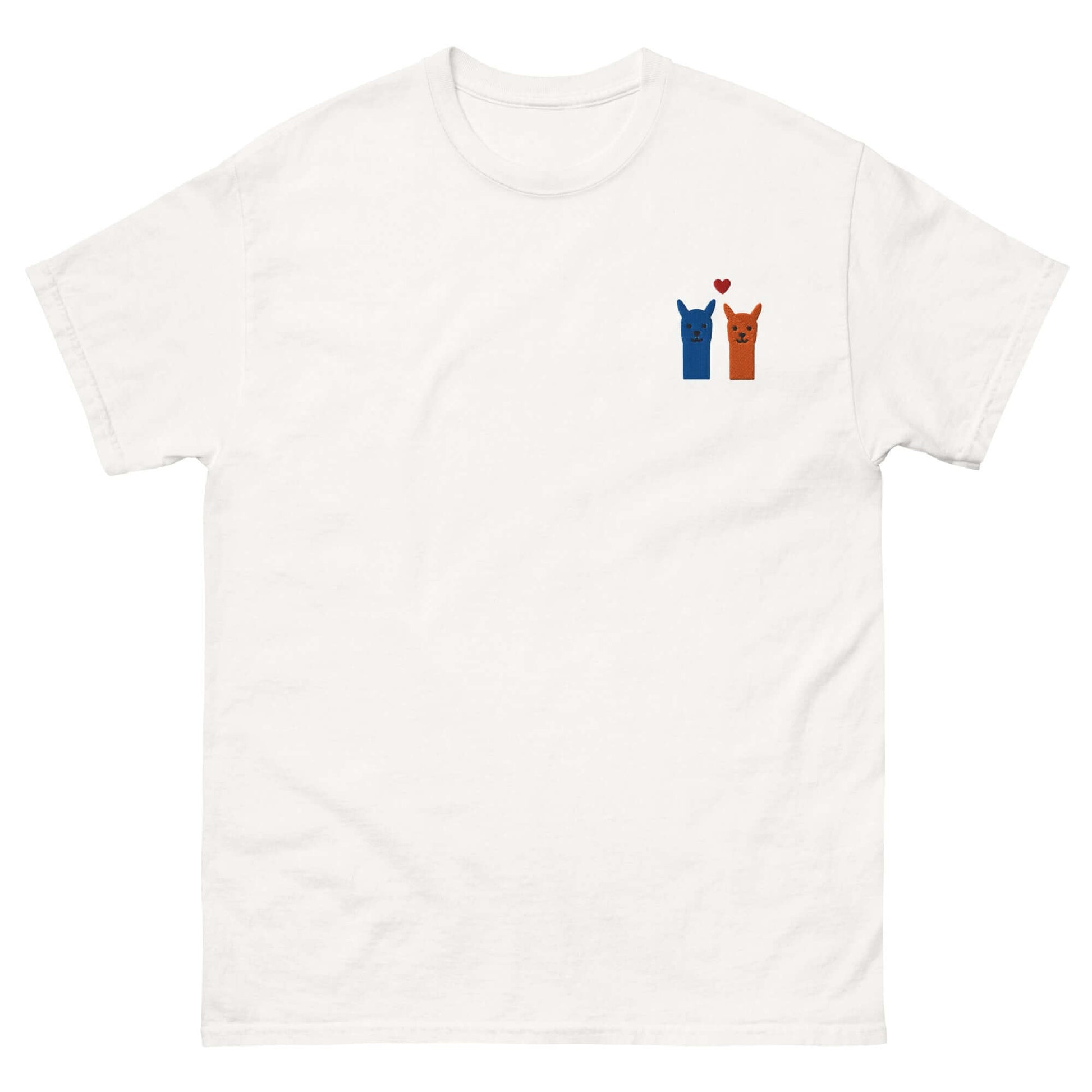 Alpaka T Shirt bestickt mit zwei niedlichen Alpakas und einem Herz Motiv auf weißem Hintergrund.