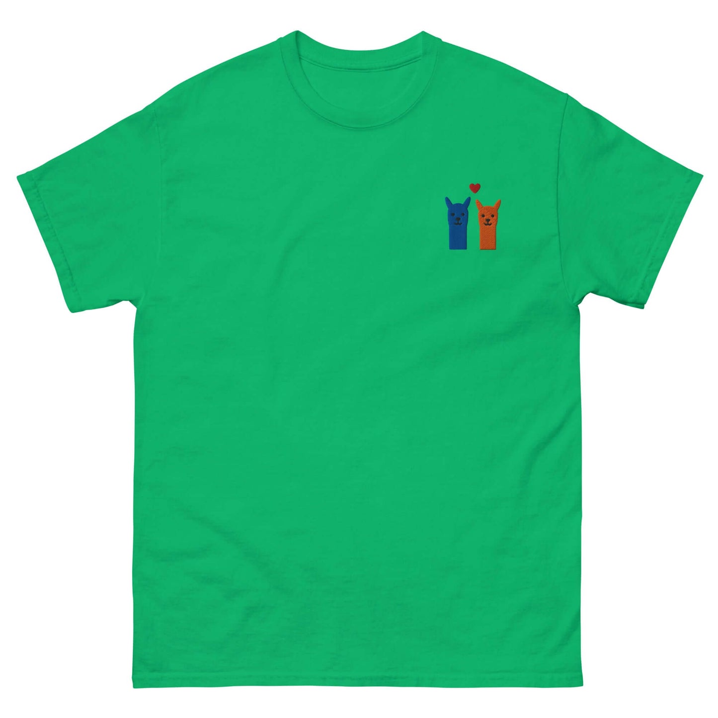 Alpaka T Shirt bestickt – süßes Alpaka Design mit Herzmotiv auf grünem T-Shirt.