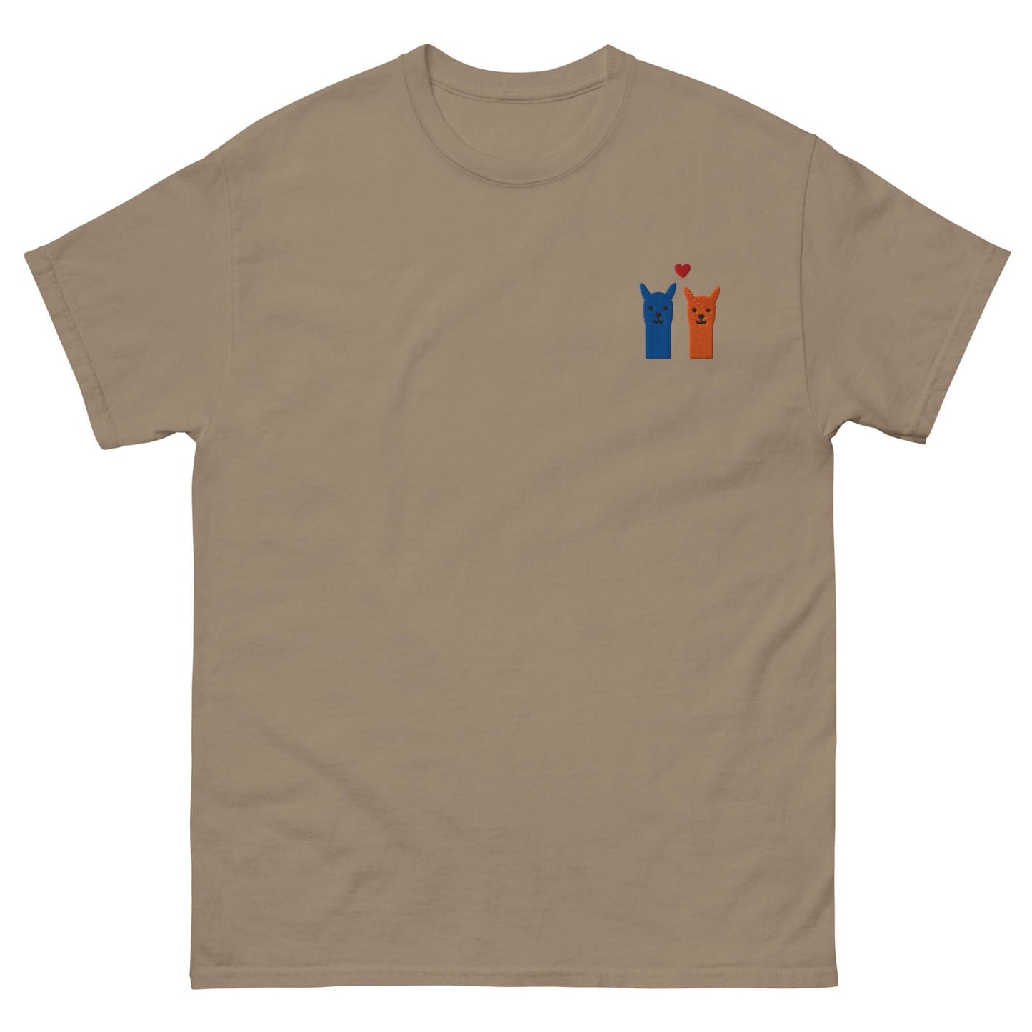 Alpaka T Shirt bestickt – süßes Alpaka Fan Geschenk mit Herz Motiv auf beigem Hintergrund.