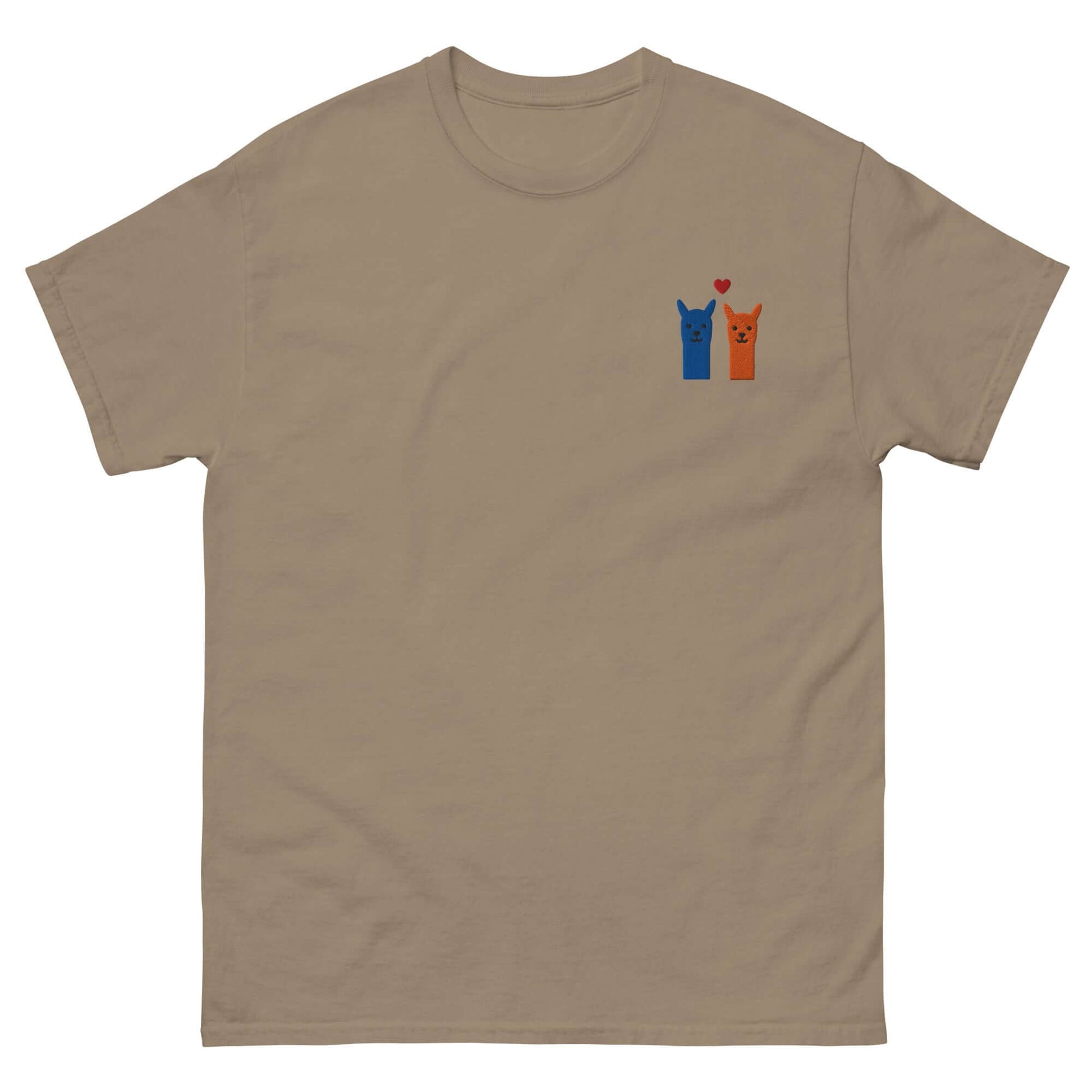 Alpaka T Shirt bestickt – süßes Alpaka Fan Geschenk mit Herz Motiv auf beigem Hintergrund.