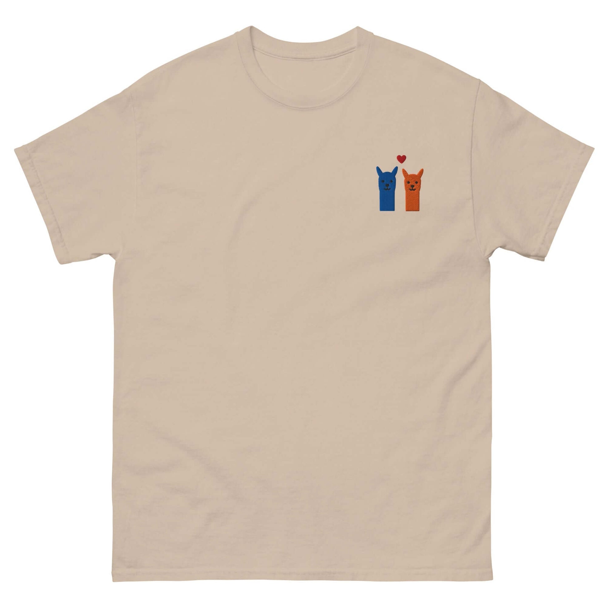 Alpaka T Shirt bestickt mit niedlichen Alpakas und Herzmotiv, perfektes Geschenk für Alpaka-Fans.