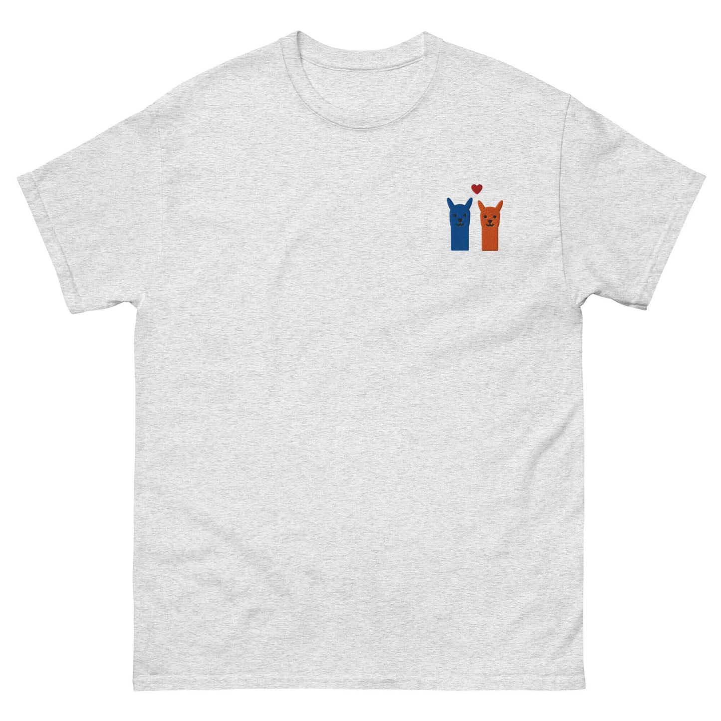 Alpaka T Shirt bestickt mit zwei süßen Alpakas und Herzmotiv auf grauem Hintergrund.