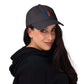 Alpaka Cap bestickt mit Alpaka-Motiv, getragen von einem Model in schwarzem Hoodie.