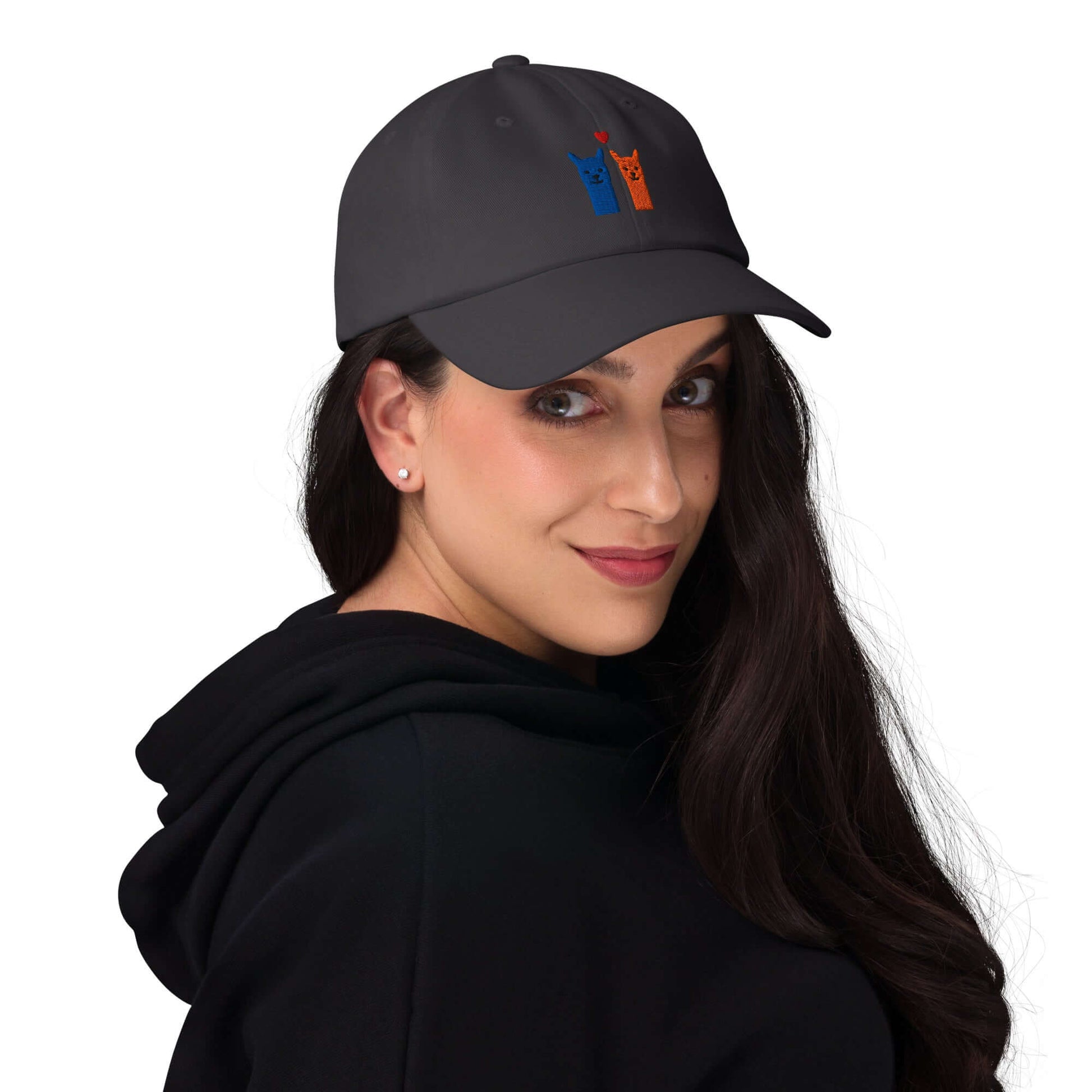 Alpaka Cap bestickt mit Alpaka-Motiv, getragen von einem Model in schwarzem Hoodie.