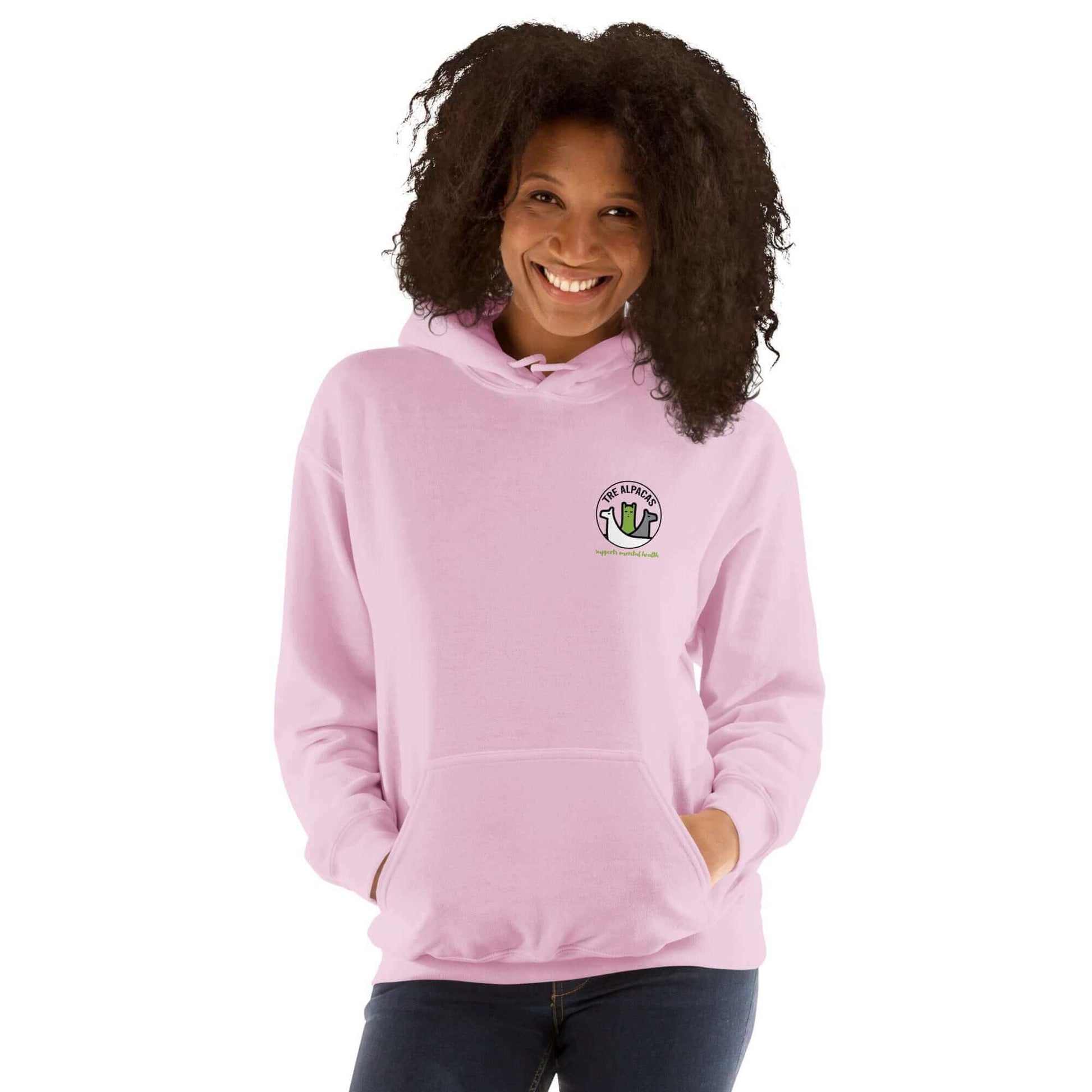 Frau trägt rosa Hoodie mit Alpaka Motiv, idealer mental health hoodie für Selbstliebe und positive Botschaften.
