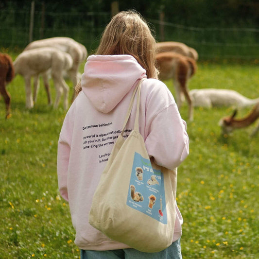 Frau trägt rosa Statement Hoodie mit Alpaka Motiv und Spruch, ideal für mental health hoodie Enthusiasten.