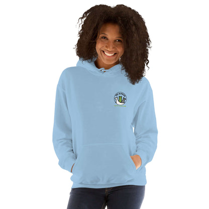Frau trägt einen hellblauen mental health hoodie mit einem fröhlichen Design und einem praktischen Kängurutaschen.