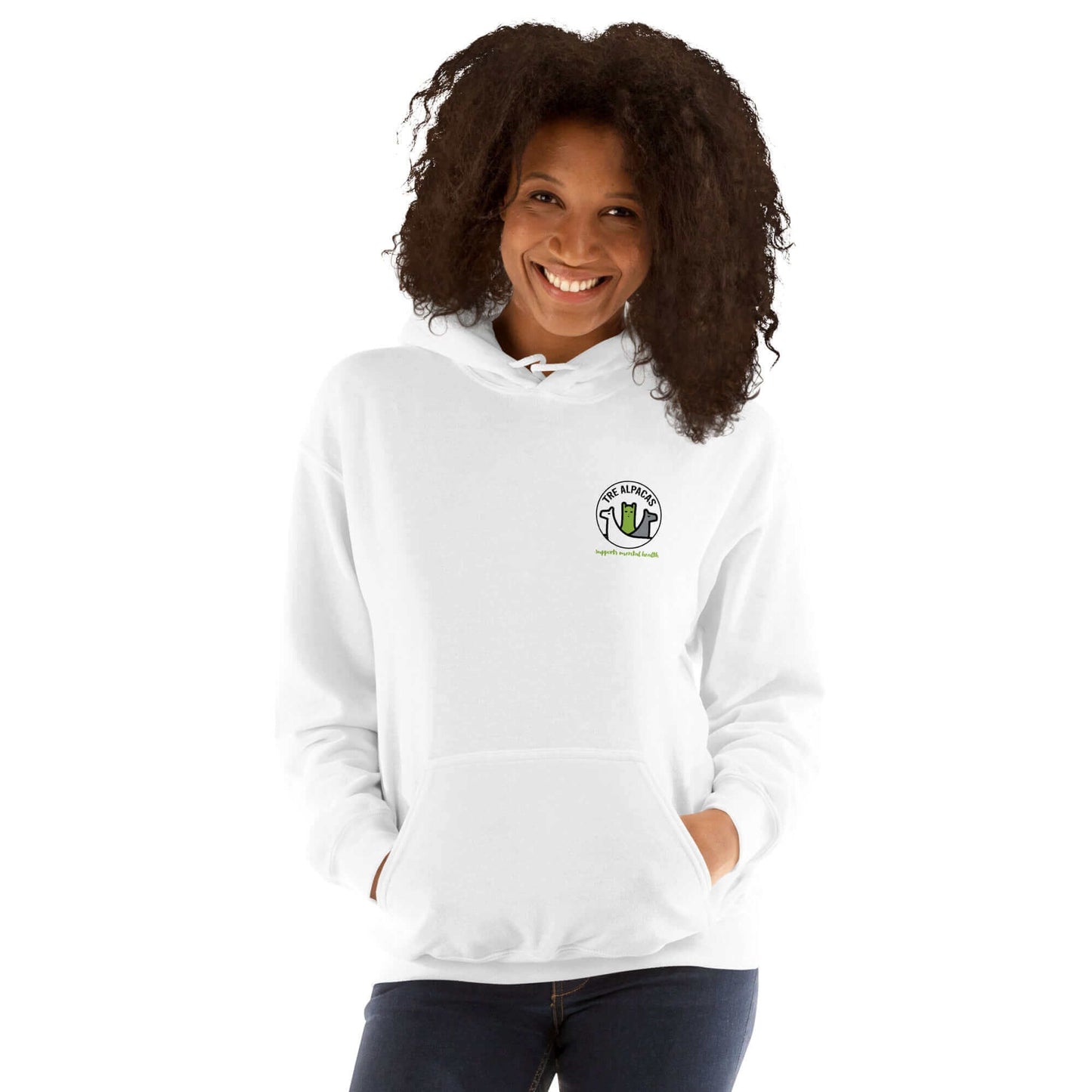Frau trägt einen weißen Mental Health Hoodie mit Alpaka Motiv und Spruch „Dear Person behind me“.