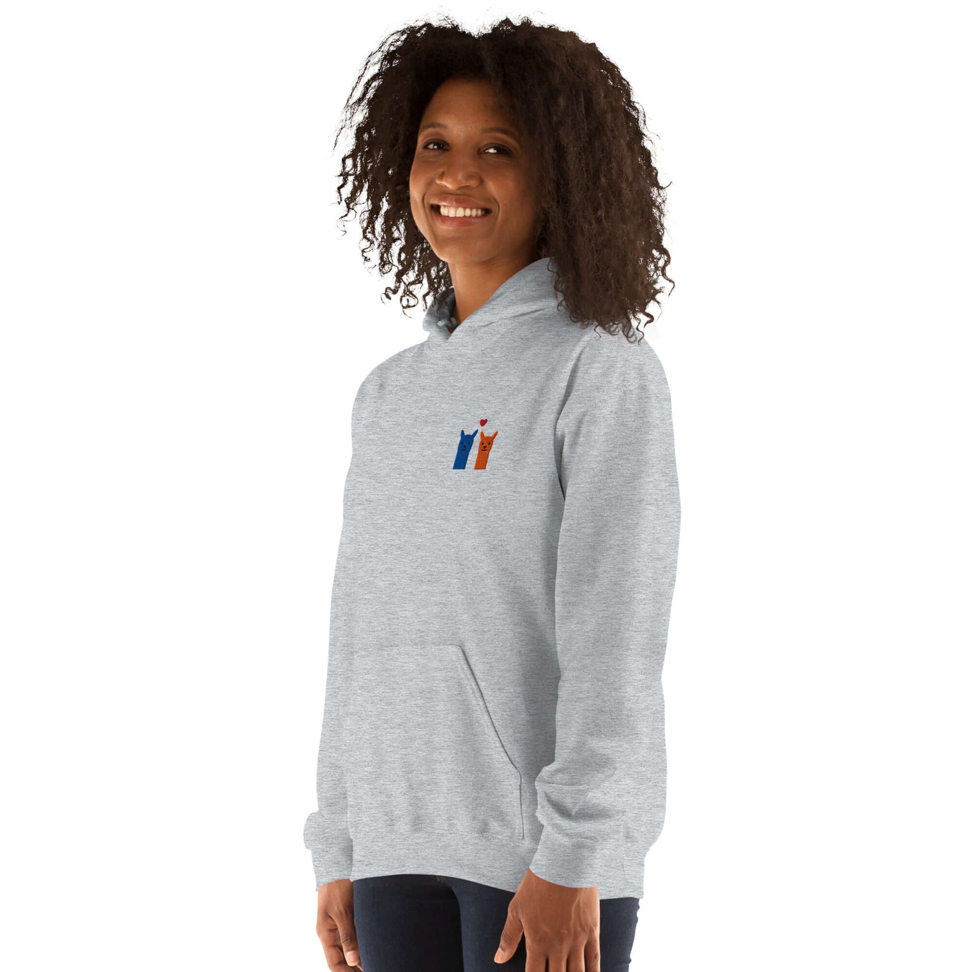 Niedlicher Alpaka Hoodie mit besticktem Motiv, grauer Hoodie mit zwei Alpakas und Herz, perfekt für Alpaka-Fans.