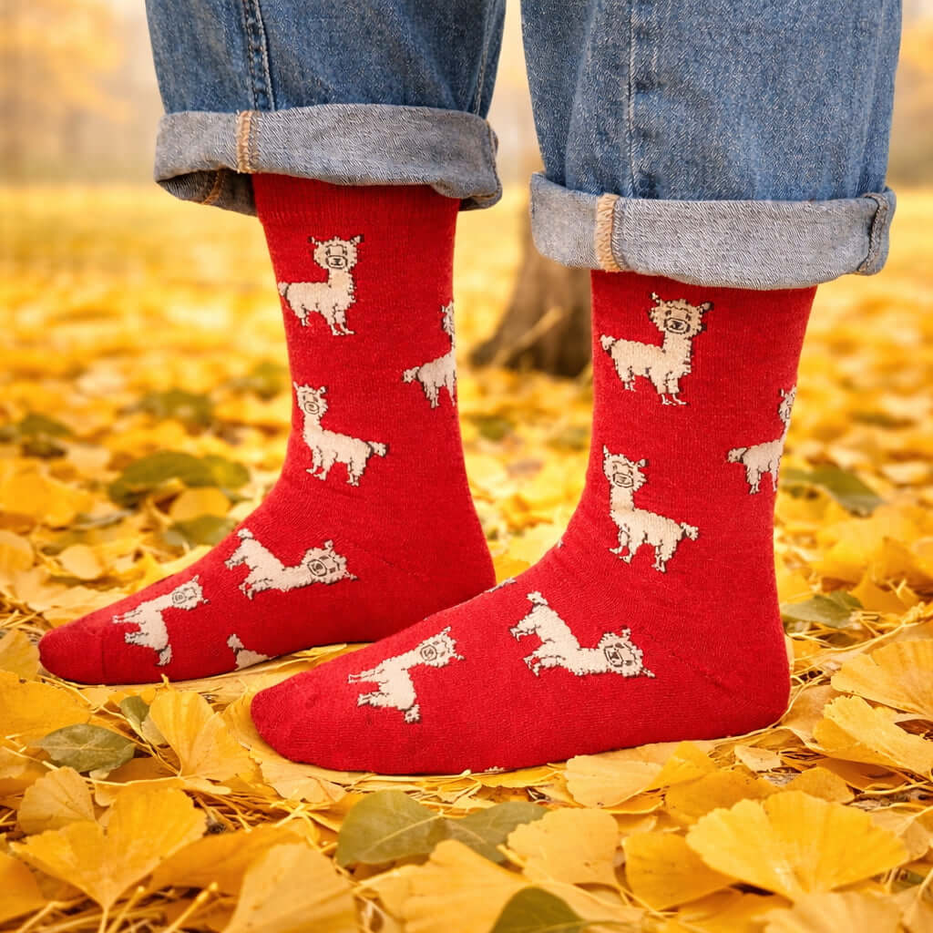 Alpaka Strümpfe in Rot mit niedlichem Alpaka-Motiv, ideal für kuschelige Wärme und gemütliche Herbsttage.