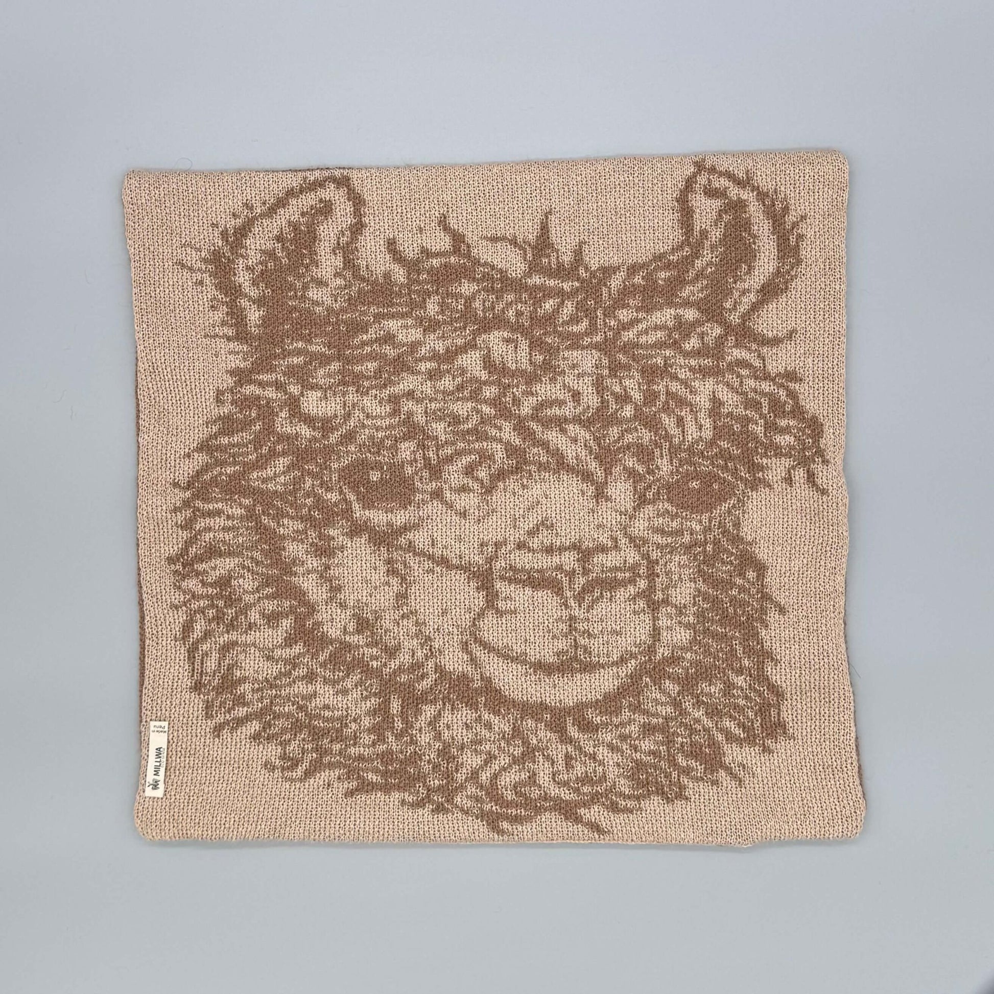 Alpakawolle Kissen mit handgestricktem Alpaka-Motiv in sanften Braun- und Grautönen, perfekt für jeden Wohnraum.