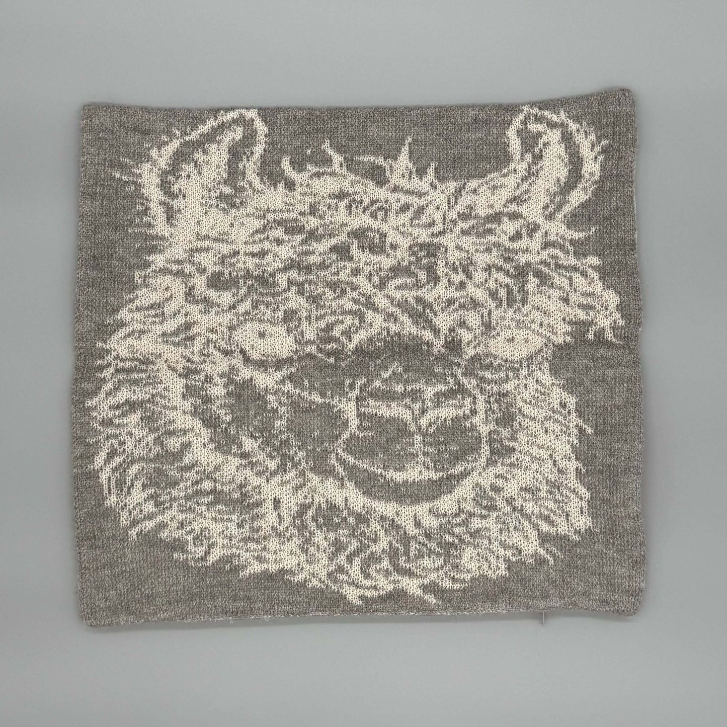Alpakawolle Kissen mit handgestricktem Alpaka-Motiv, 40x40 cm, aus 100% Baby-Alpakawolle, ideal für sofa und bett.