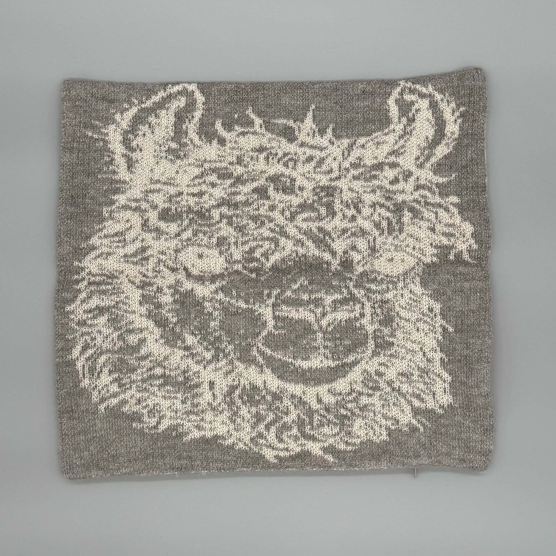 Alpakawolle Kissen mit handgestricktem Alpaka-Motiv, 40x40 cm, aus 100% Baby-Alpakawolle, ideal für sofa und bett.