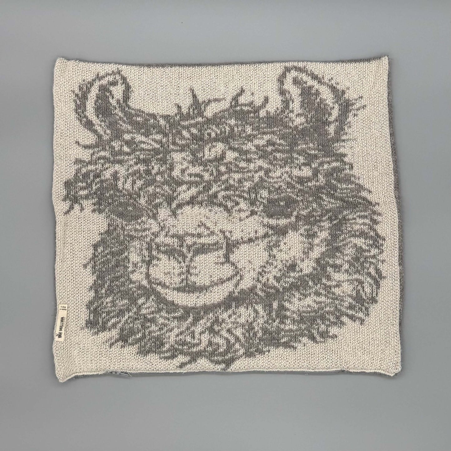 Alpakawolle Kissen mit handgestricktem Alpaka-Motiv aus 100% Baby-Alpakawolle, ideal für Sofa oder Sessel.