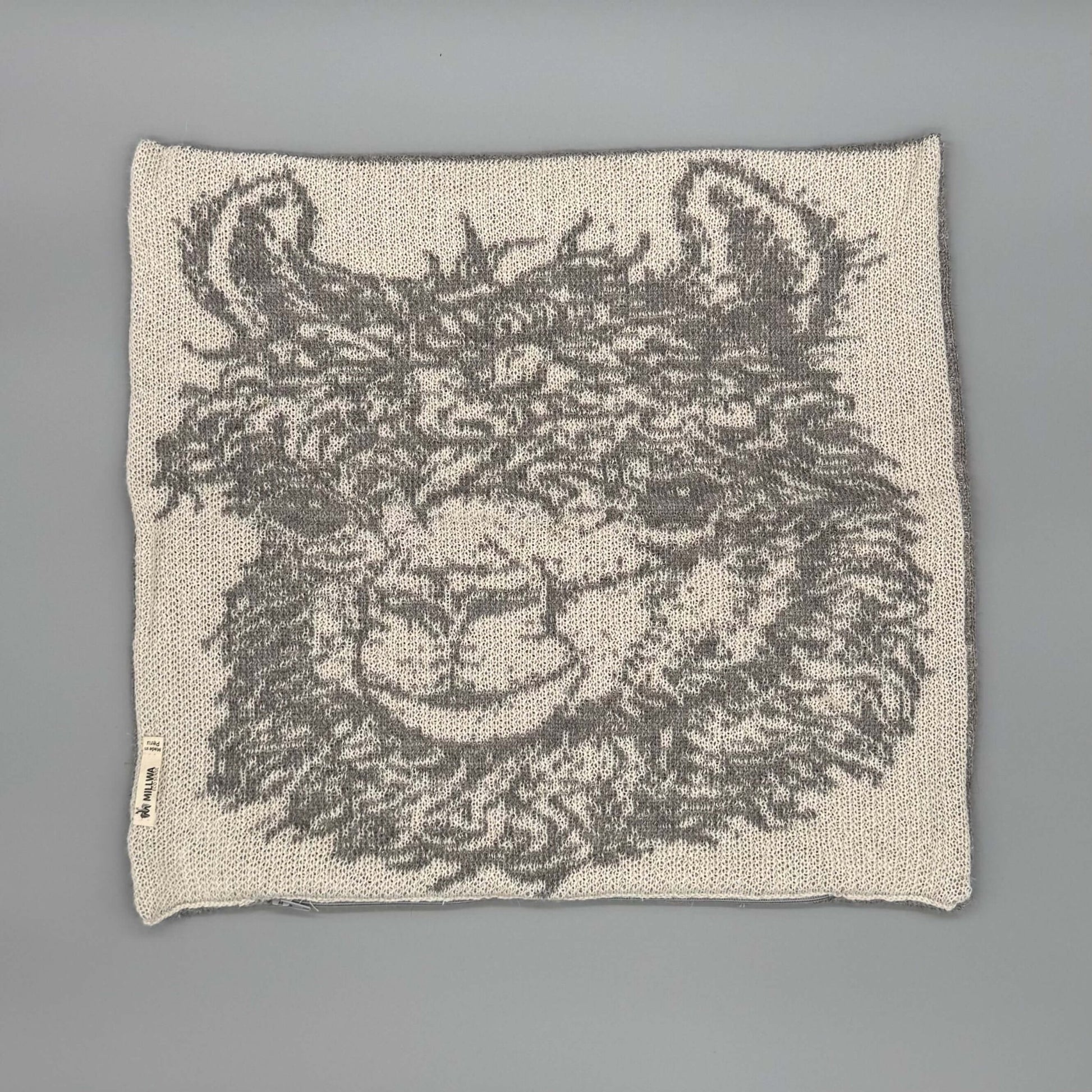 Alpakawolle Kissen mit handgestricktem Alpaka-Motiv aus 100% Baby-Alpakawolle, ideal für Sofa oder Sessel.